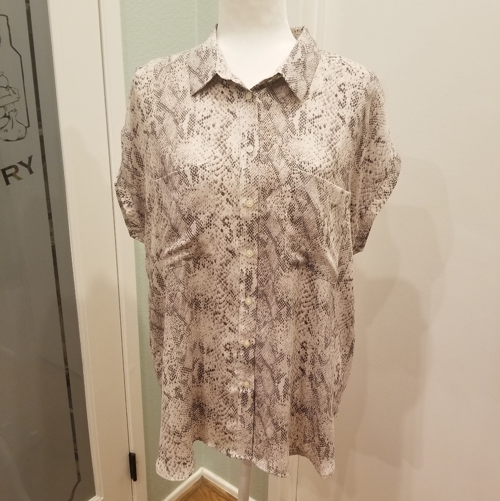 Loft Button Up Shortsleeve Blouse NWT